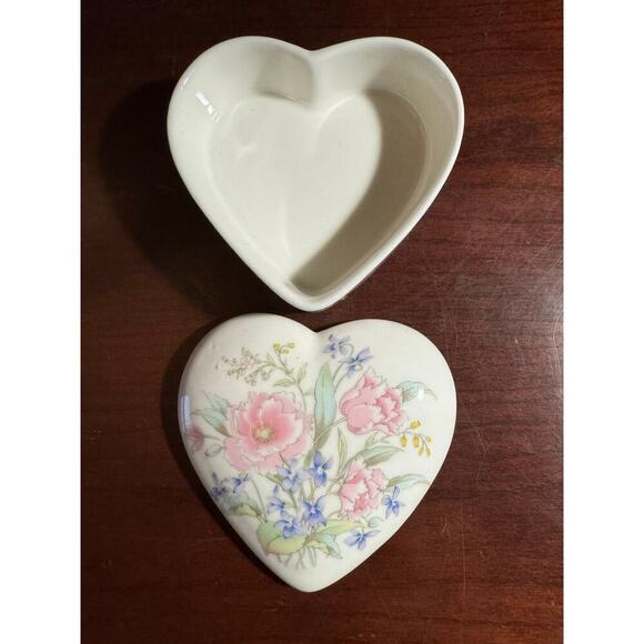 Vintage Fine China Japan Porcelain Ceramic Small Heart Shaped Trinket Box Floral - Picture 6 of 9
